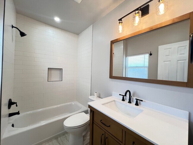 Building Photo - Craftsman Beauty with Upgrades | 2 Bed | 1...