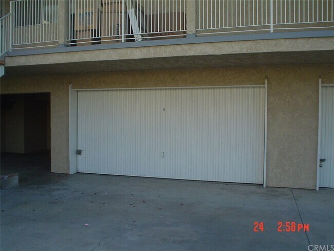 Building Photo - 10661 Walnut St