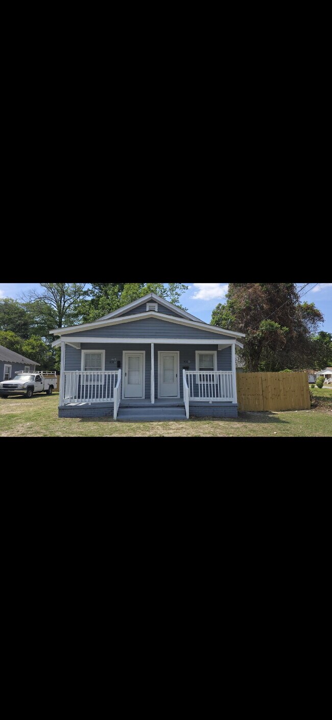 Building Photo - "Charming 2-Bed Duplex Retreat in Greenvil...