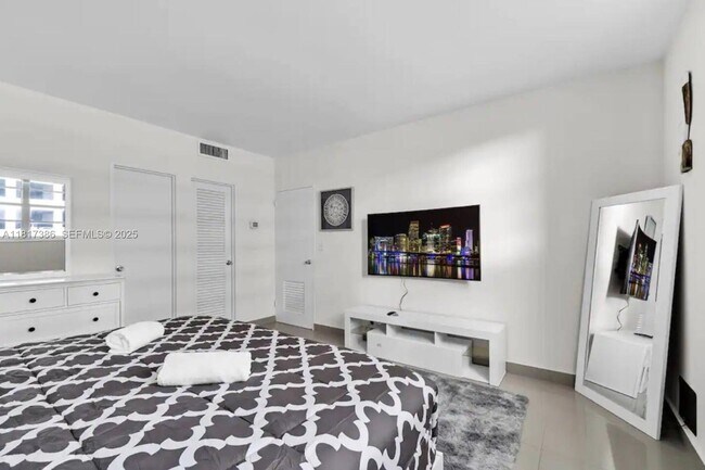 Building Photo - 4001 S Ocean Dr