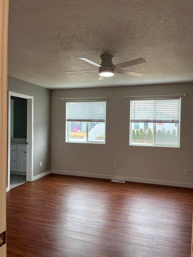 Building Photo - 4501 W Bedford Ave