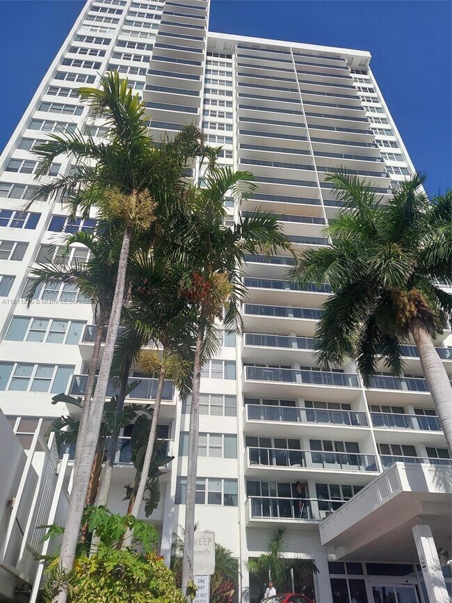 Building Photo - 3140 S Ocean Dr