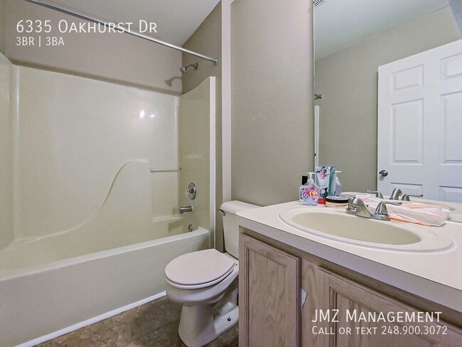 Building Photo - 6335 Oakhurst Dr