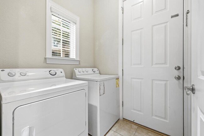 Building Photo - 109 Lac Courte