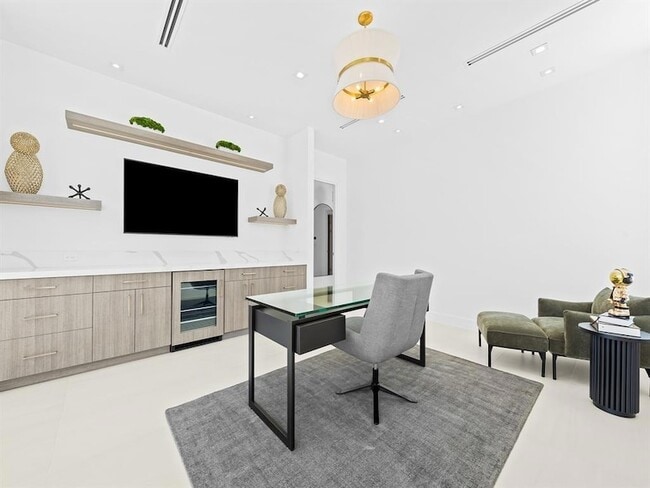 Building Photo - 2657 NE 34th St