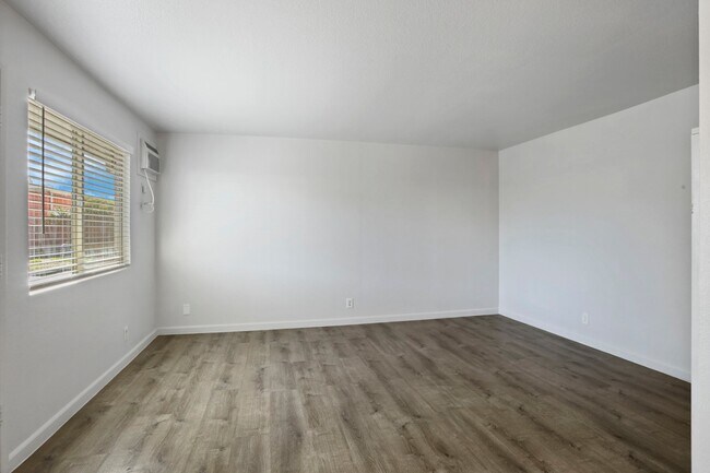 Building Photo - 111 N Walnut Ave