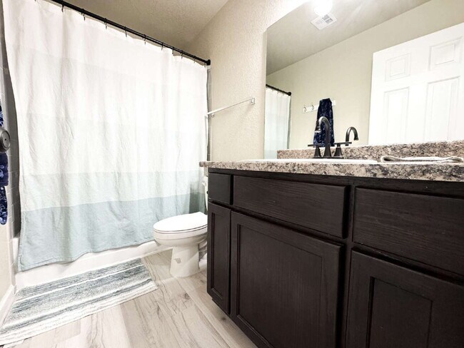 Building Photo - "Spacious 3 Beds, 2 baths Home with Inviti...