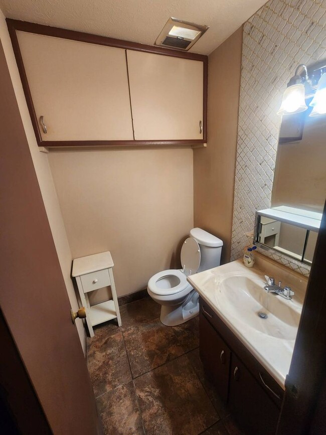 Building Photo - Charming 2-Bedroom Property in Prime Location