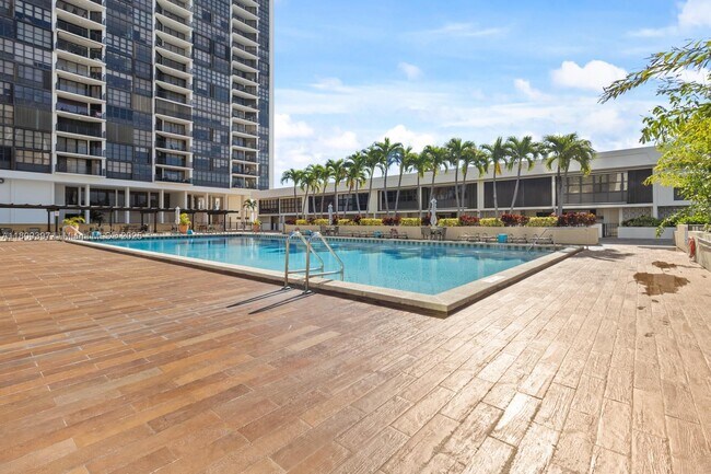 Building Photo - 1865 Brickell Ave