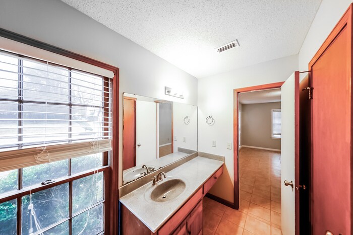 Building Photo - 3722 Woodhill Rd