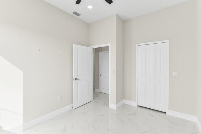 Building Photo - 2014 NE 9th Ave