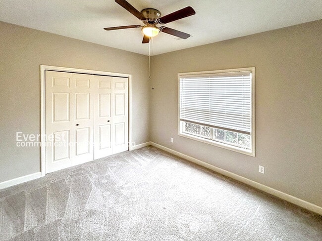 Building Photo - 203 Silver Tail Ln