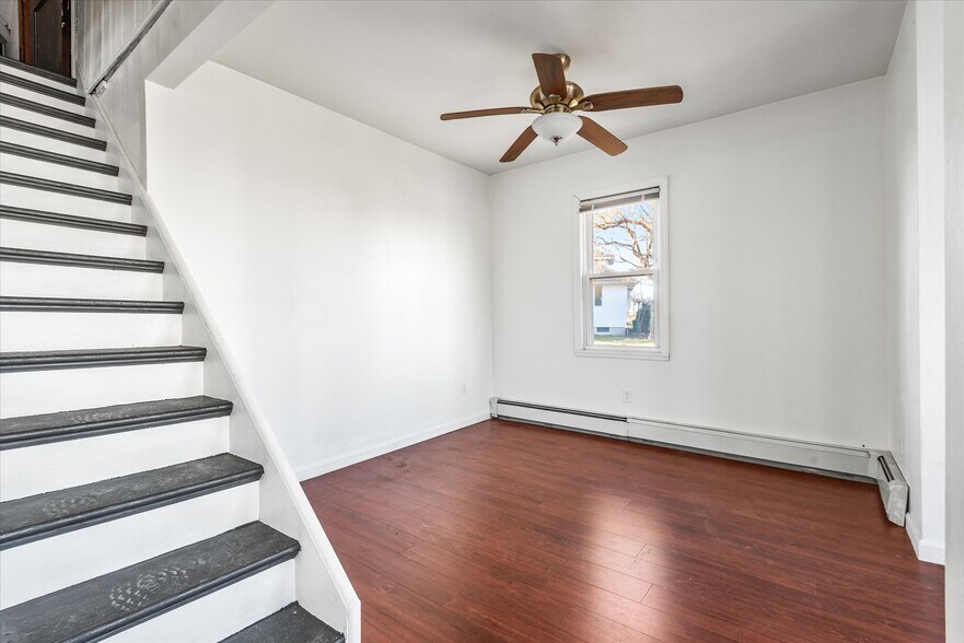 Building Photo - 2 Pirates Cv