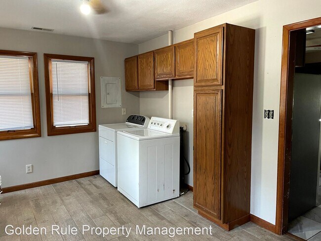 Building Photo - 3 br, 2 bath House - 120 E Ave F