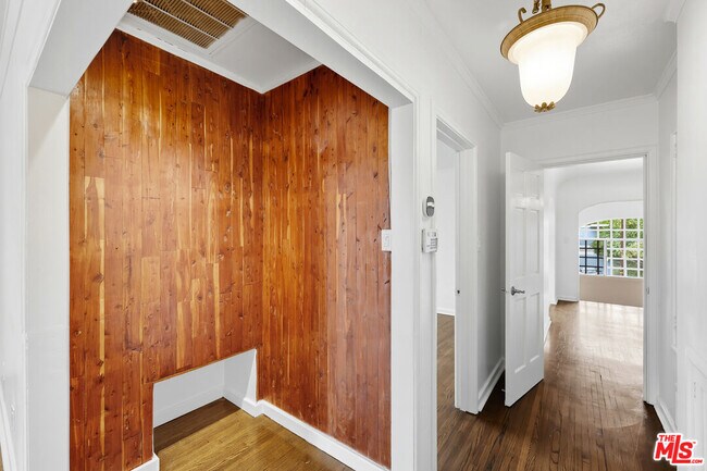 Building Photo - 2132 Cove Ave