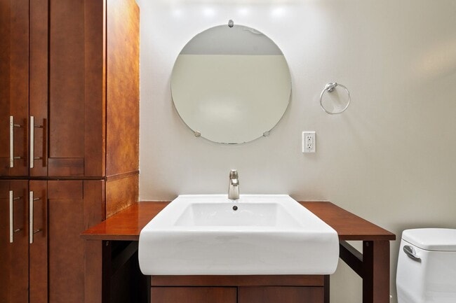 Building Photo - Heart of Hayes Valley - Updated 3 Bed, 2 B...