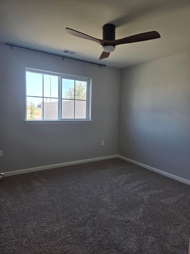 Building Photo - 3 BR 2 BA Available Now