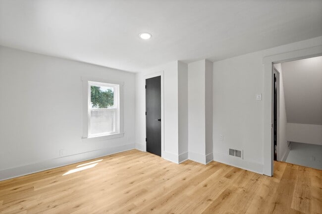 Building Photo - MOVE IN READY! FULLY RENOVATED 2-BEDROOM I...
