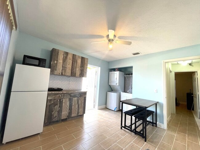 Building Photo - 5753 SE Mercedes Ave