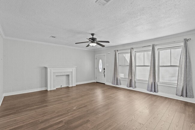 Building Photo - 2406 Oaklawn Dr