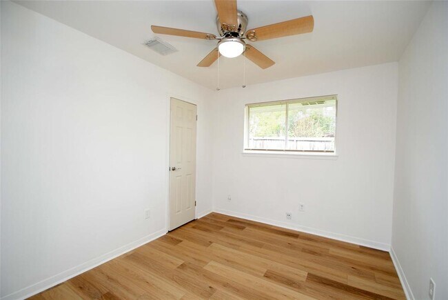 Building Photo - 2135 Bunzel St
