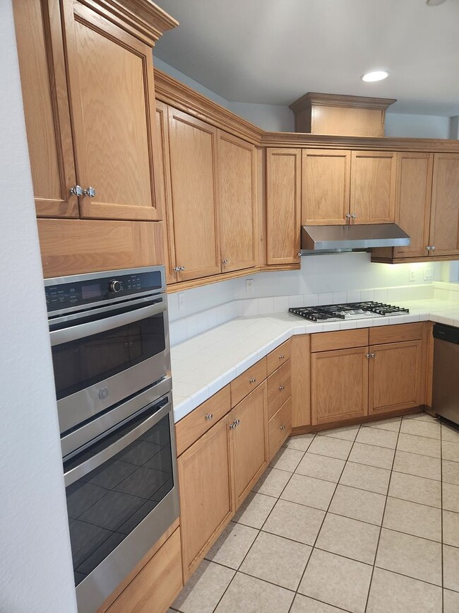 Building Photo - Great Santa Rosa Neighborhood 3 Bedroom, 2.5 Bathrooms