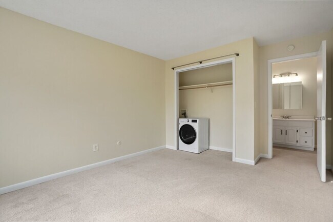 Building Photo - 2-Bed Townhome with Patio - Community Pool