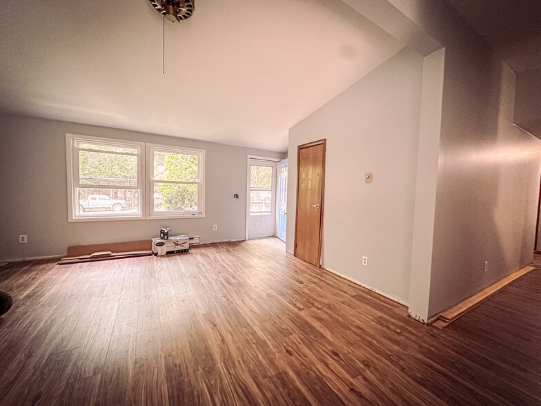 Living room & front door - 7133 Susquehanna Dr