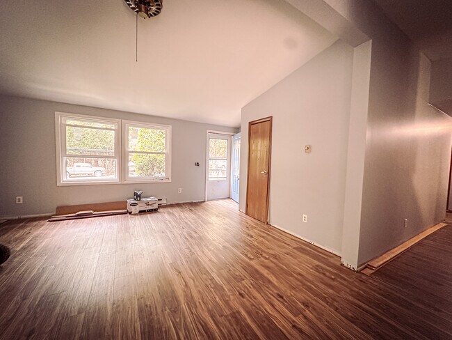 Living room & front door - 7133 Susquehanna Dr
