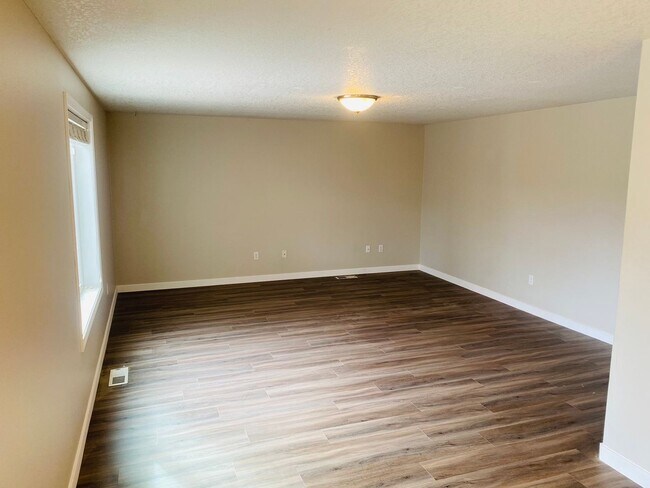 Building Photo - 812 Lark Dr