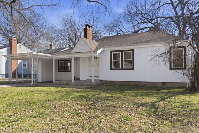 Building Photo - 1420 S Pickwick Ave