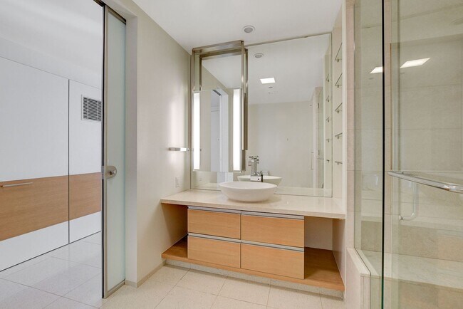 Building Photo - Stunning Strip Views from this Fully Furnished Studio Residence.
