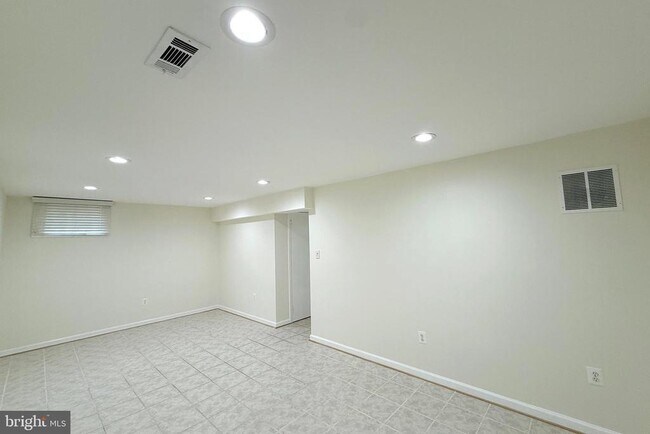 Building Photo - 2438 S Walter Reed Dr