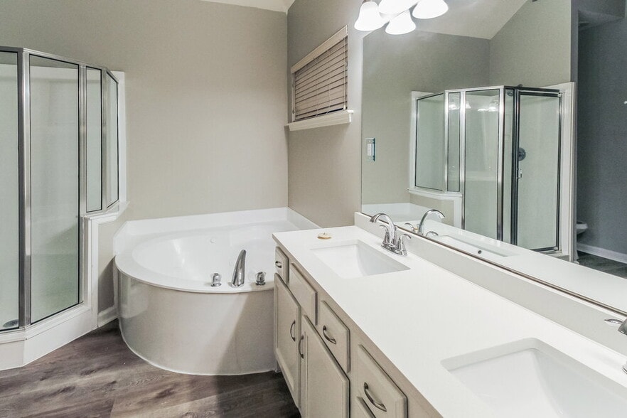 Building Photo - 7138 Queens Crown Ct