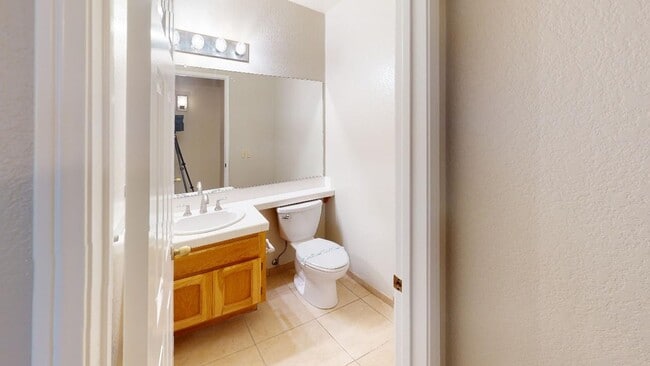 Building Photo - Spacious 4BR/2.5BA Single Level Home in Oc...