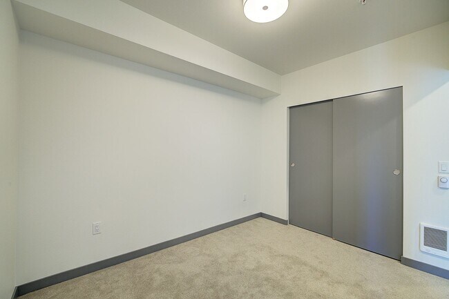 Building Photo - 0bd/1ba Kirkland Condo