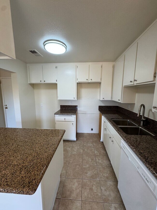Building Photo - Light Filled Top Floor Condo in Premier 55+ Oaknoll Community