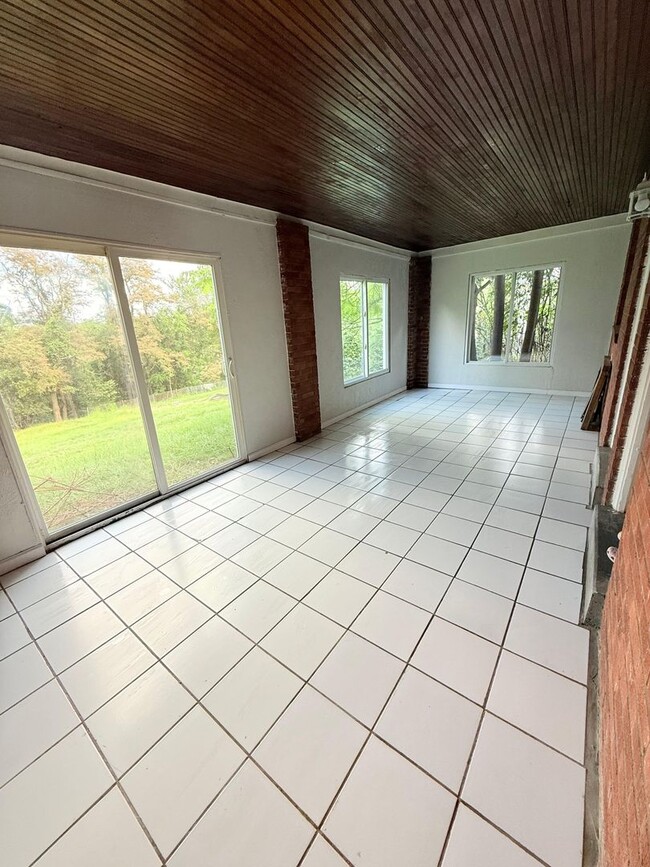 Building Photo - Spacious 3BD/1BA Single Family Home in Pen...