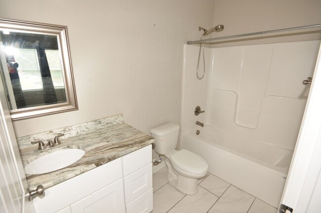 Building Photo - Spacious Single Family w/ Two Master Suites