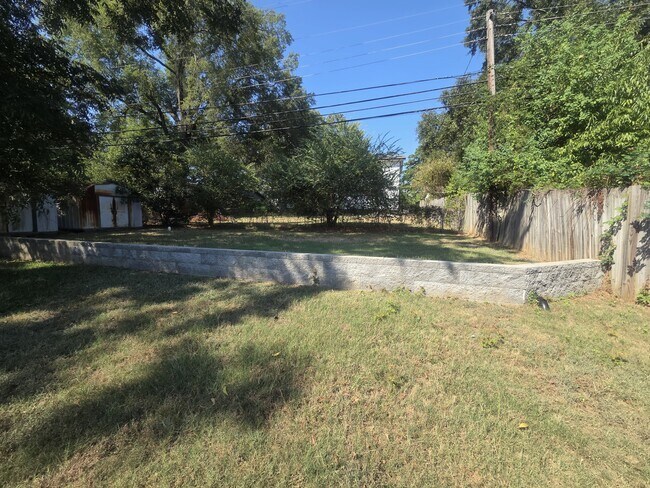 Building Photo - 3501 Robinhood Ln