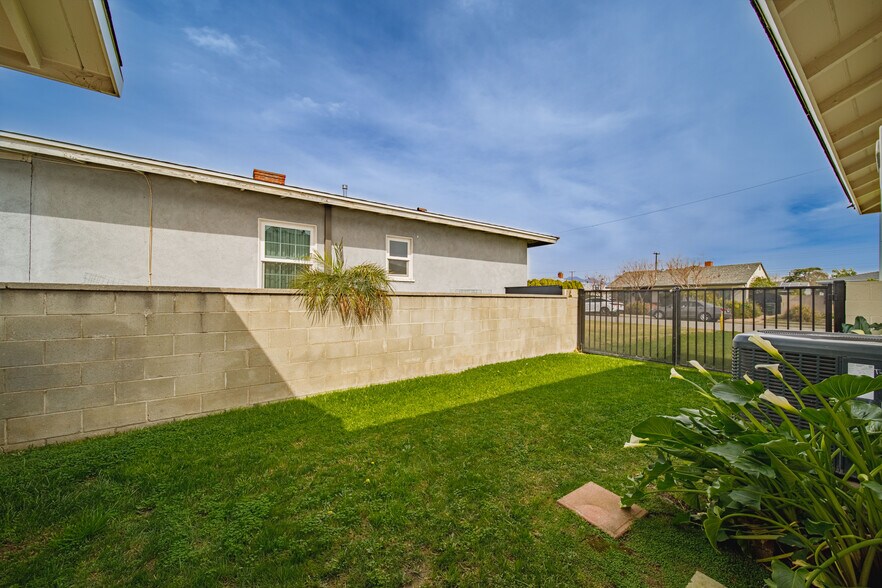 Building Photo - 549 N La Sena Ave