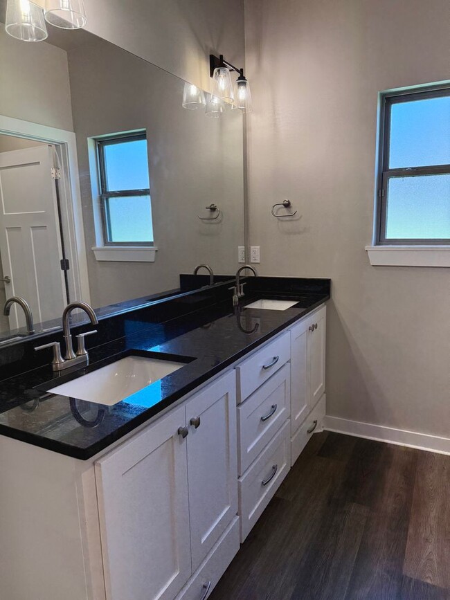Building Photo - Large 2 Bed, 2 Bath in Beautifully Well-Ma...