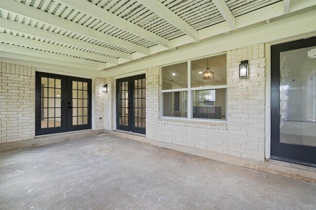 Building Photo - 1700 Deep Wood Dr