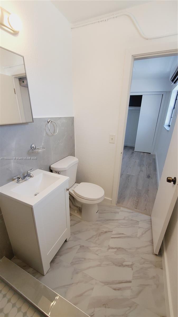 Building Photo - 4450 SW 67th Ave