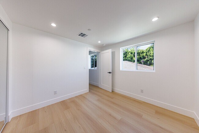 Building Photo - 1330 S Longwood Ave