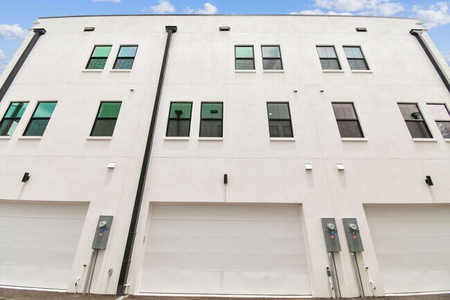 Building Photo - Canvas GWX