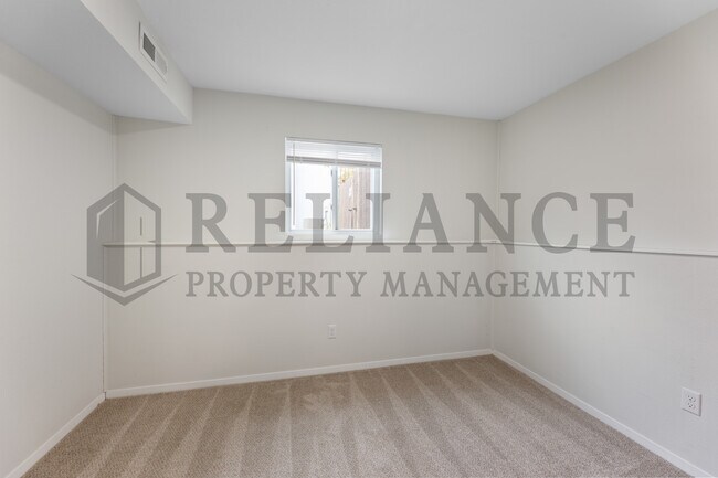 Building Photo - 2021 S Flynn St