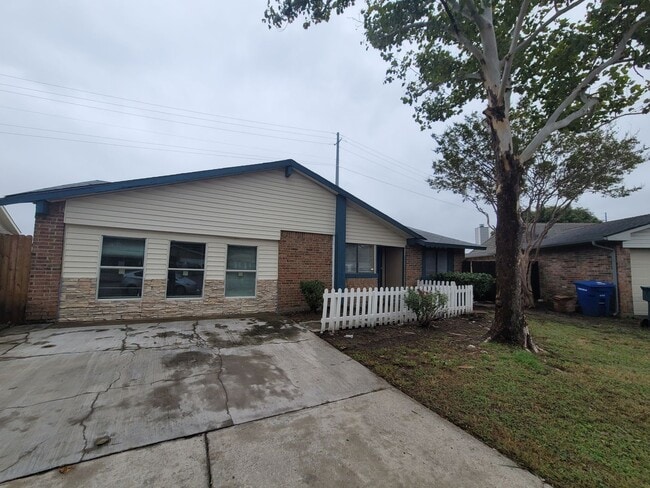 Building Photo - 2320 Montclair Cir