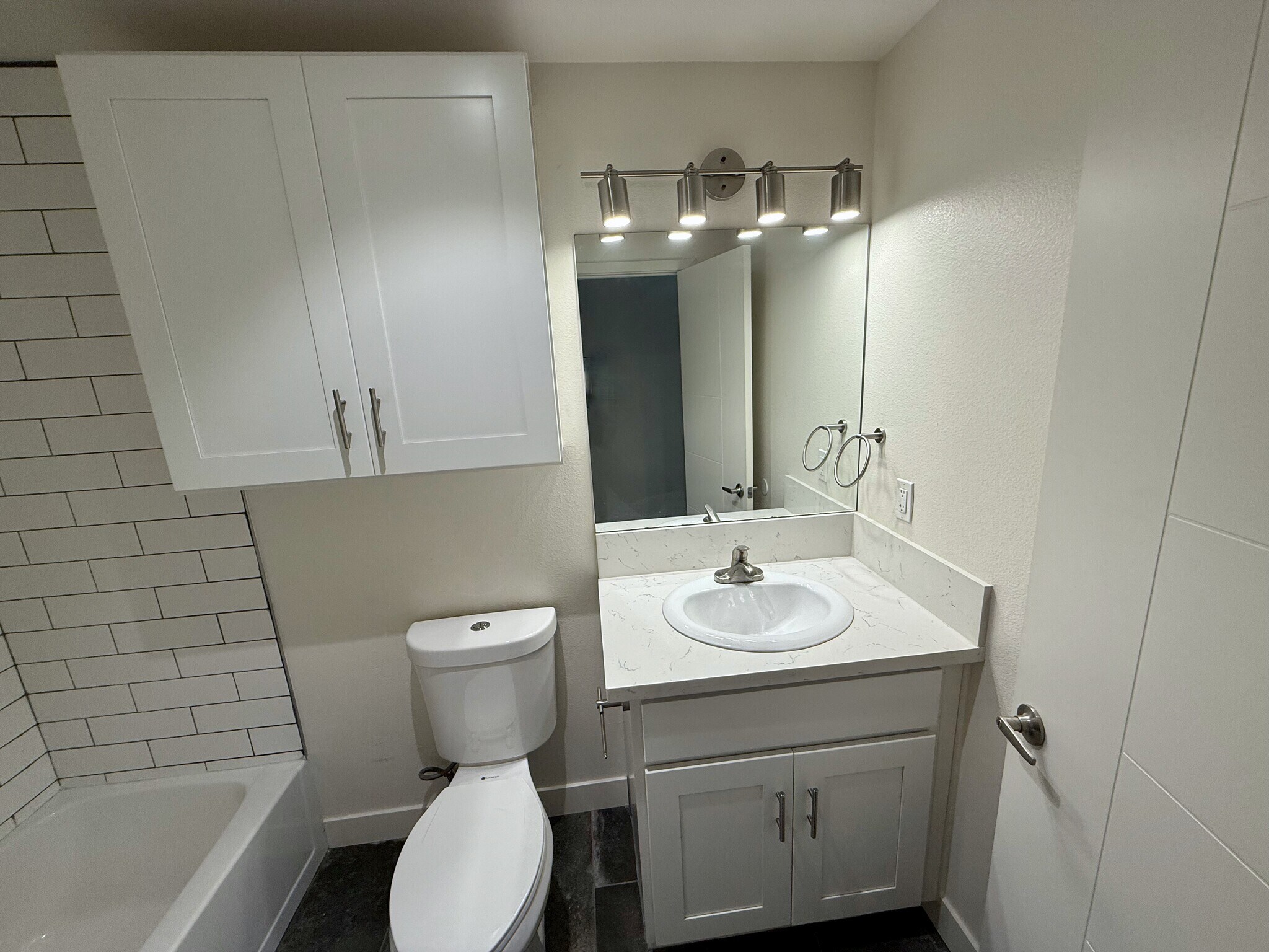 Shared full bath - 3722 Florida St