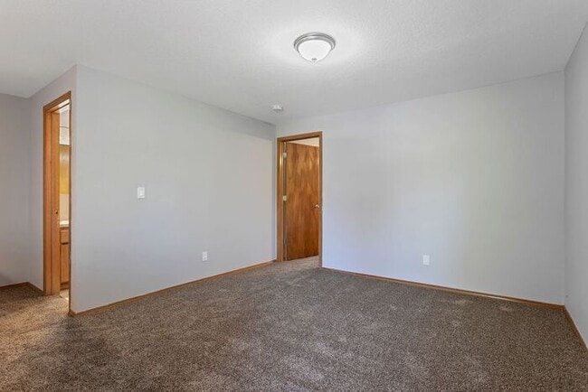 Building Photo - 3 bedroom townhouse with Garage!! Wont las...